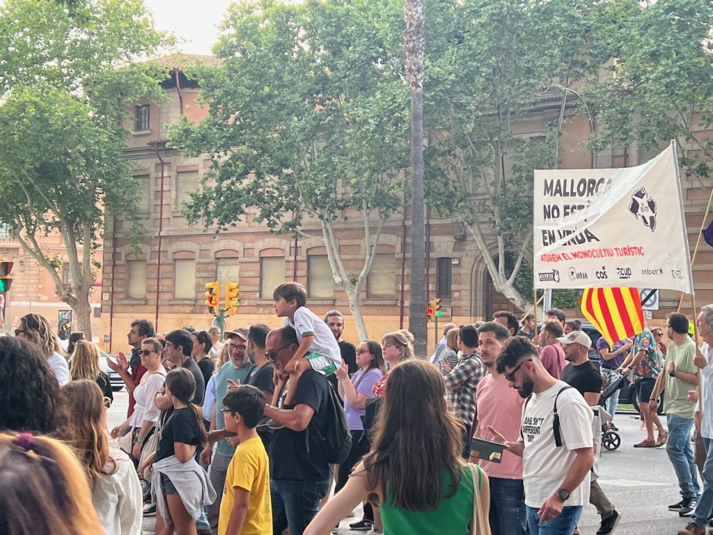 "Mallorca ist nicht zu verkaufen" - Großdemo gegen Touristen