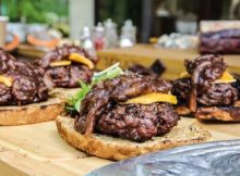 Scottish Steakburger mit Dattel-Zwiebel-Relish