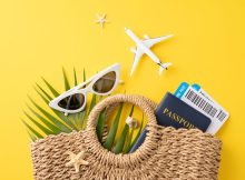 Geflochtene Tasche mit Palmblatt, Passport Sonnenbrille und Boardingcards