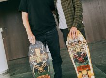 Sven Schindler, Head of Global Brand & Digital Marketing bei der Mast-Jägermeister SE und Jeff Kendall, CEO bei Santa Cruz Skateboards, zeigen die Neuauflage (links) und das Original Kendall-Deck