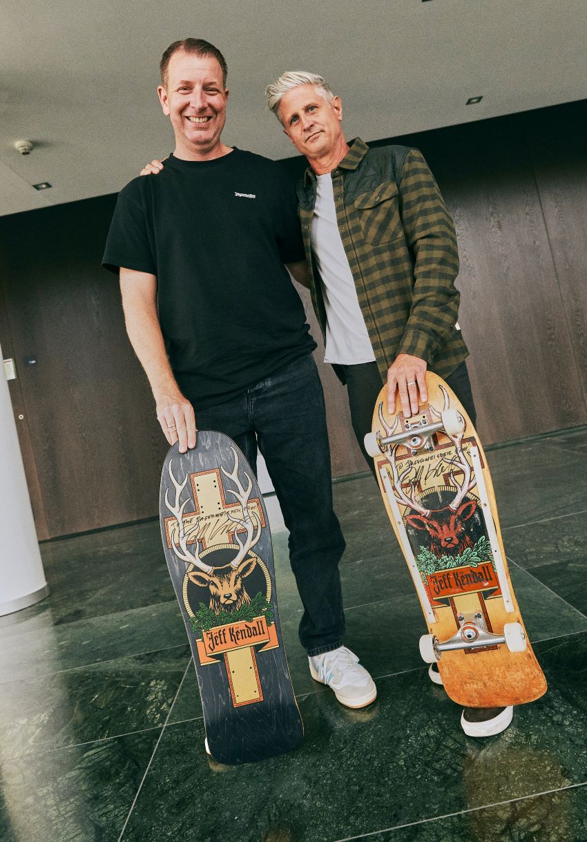 Sven Schindler, Head of Global Brand & Digital Marketing bei der Mast-Jägermeister SE und Jeff Kendall, CEO bei Santa Cruz Skateboards, zeigen die Neuauflage (links) und das Original Kendall-Deck