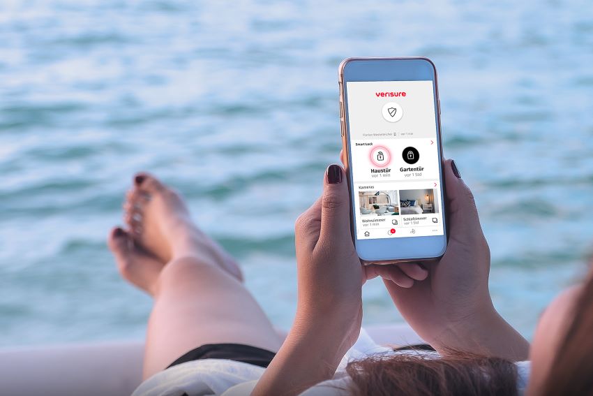 Verisure-App mit Smartlock am Strand