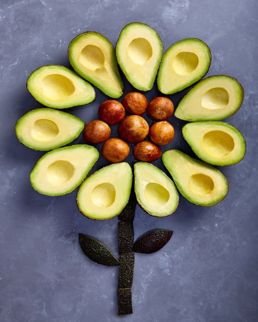 Avocados zur Blume gelegt