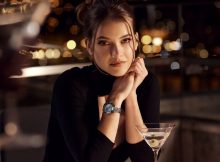Barbara Palvin voller Eleganz mit Uhr und Martini