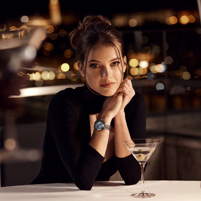 Barbara Palvin voller Eleganz mit Uhr und Martini