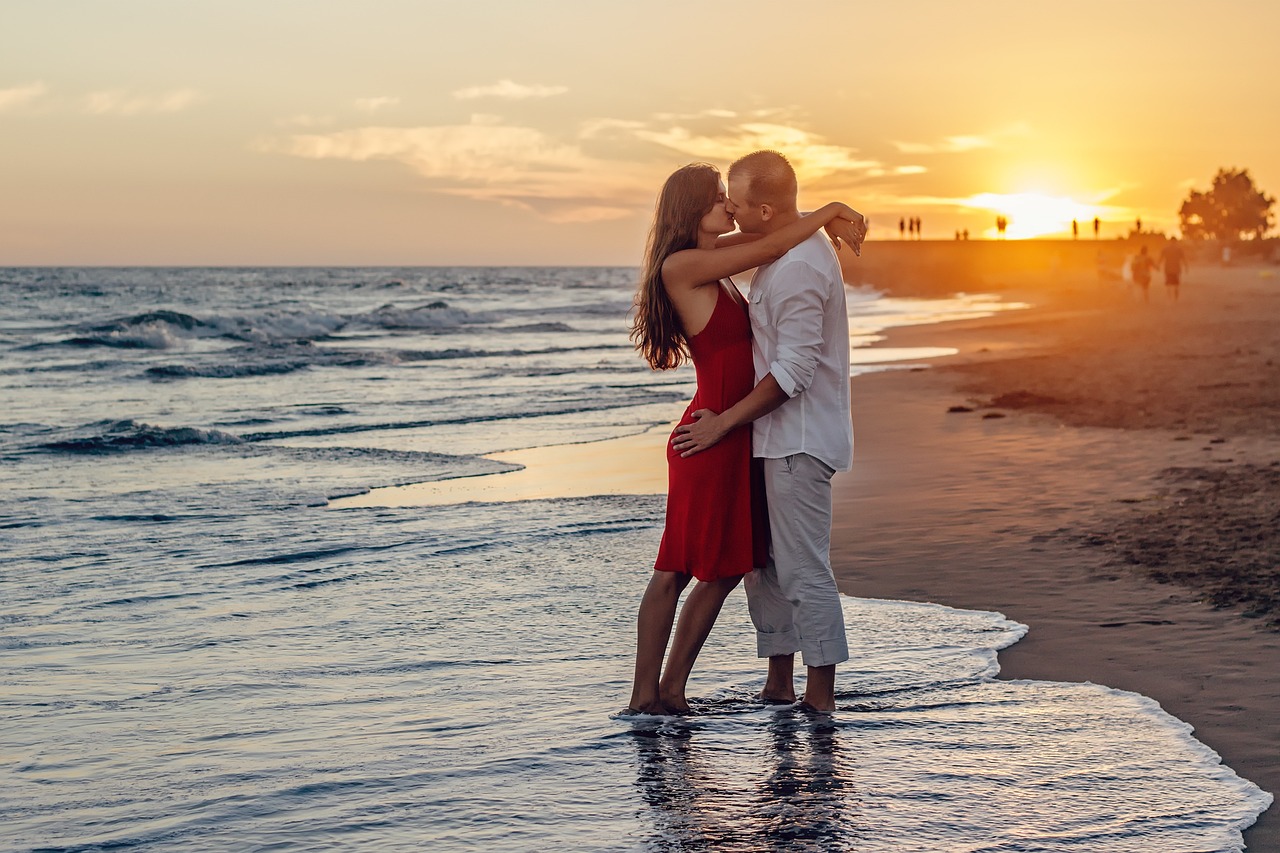 Paar verliebt am Meer im Sonnenuntergang