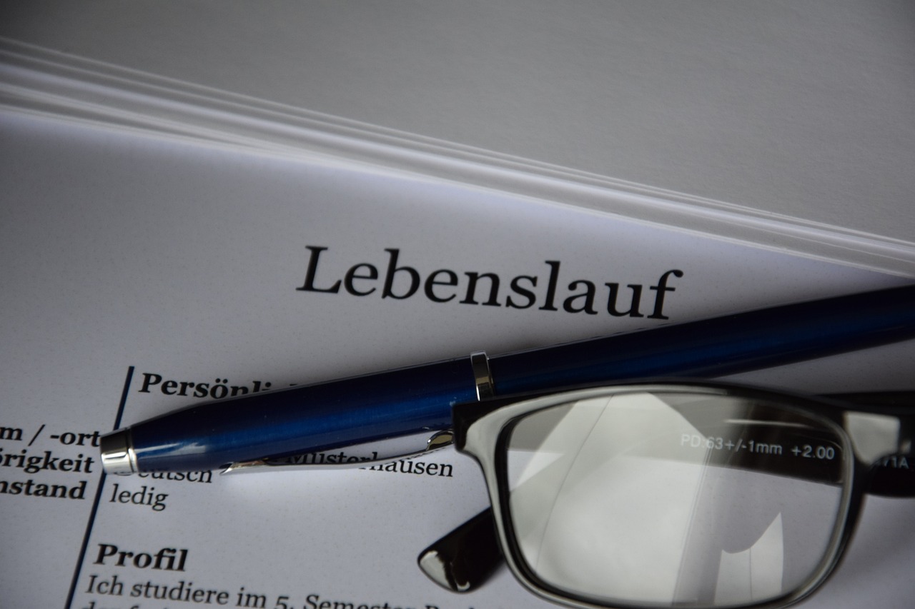 Bewerbungsschreiben mit Stift und Brille