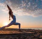 Frau beim Yoga am Wasser in der Abendsonne