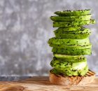 Avocado auf geröstetem Brot gestapelt