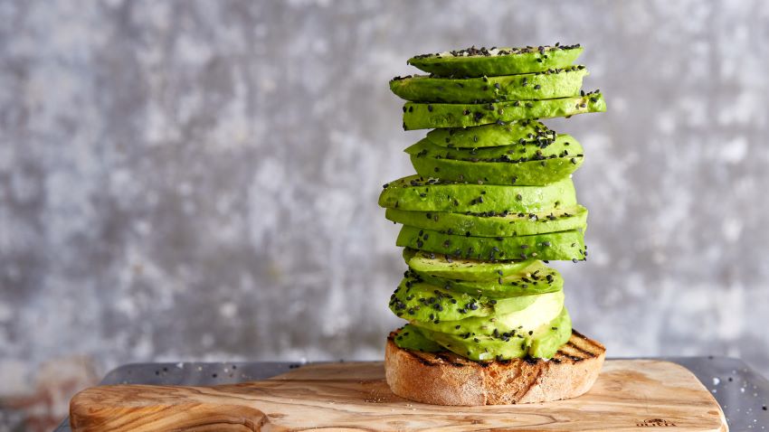 Avocado auf geröstetem Brot gestapelt