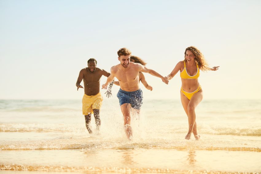 Junge Leute rennen aus dem Wasser