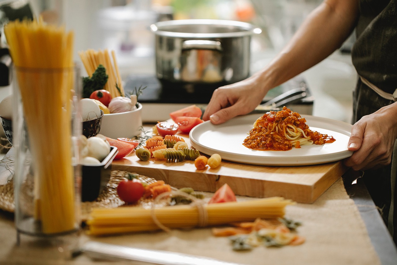 in der Küche Spaghetti zubereiten